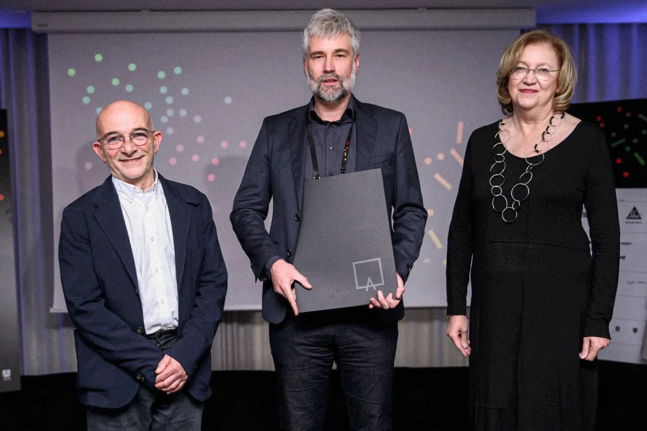 Hrvoje Bota prima priznanje Hrvatske komore arhitekata